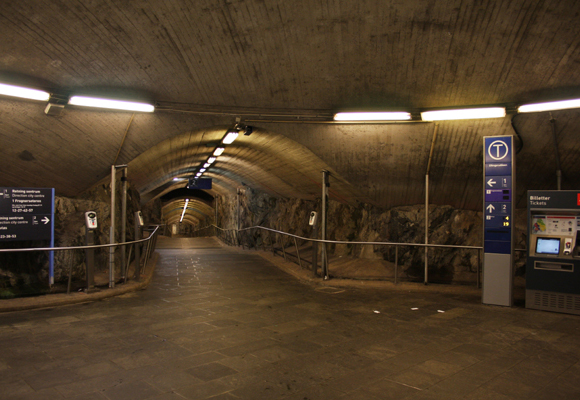Serviceområdet på stasjonen. Her er det ofte mye bråk, hærverk og forsøpling. Foto: SN.