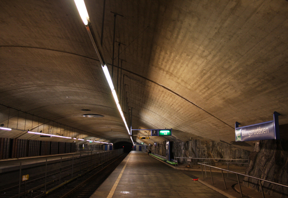 T-banestasjonen sett fra Spor 2. Bedre belysning og moderne skilting er et must. Foto: SN.