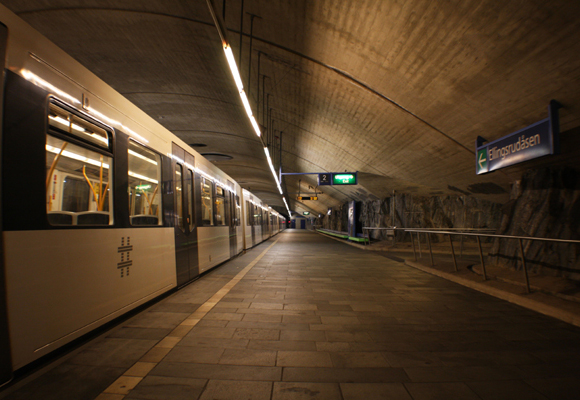 Ellingsrudåsen T-banestasjon. Sett fra krabbevinkel. Foto: SN.