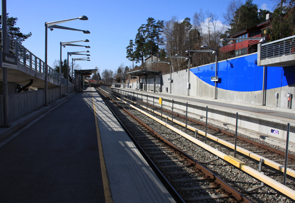 Oversiktsbilde over stasjonen. Sett fra Spor 2 i østgående ende. Mot Ullernåsen. Foto: SN.