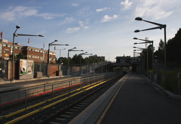 Nye Manglerud T-banestasjon er ikke for stor og heller ikke for liten. Foto: SN.
