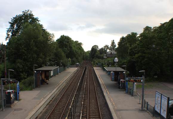 Oversiktsbilde over Blindern T-banestasjon. Det er mer enn gjerdet som må byttes ut. Foto: SN. IMG_6157