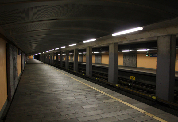 Lindeberg T-banestasjon sett fra Spor 2. Mot Furuset. Fin, men for dunkel pr dags dato. Foto: SN.