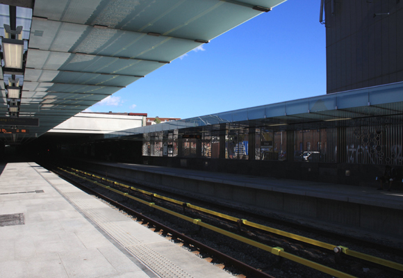 Uteledelen av Ensjø T-banestasjon fra spor 2. I bilderetning mot Helsfyr. Foto: SN.