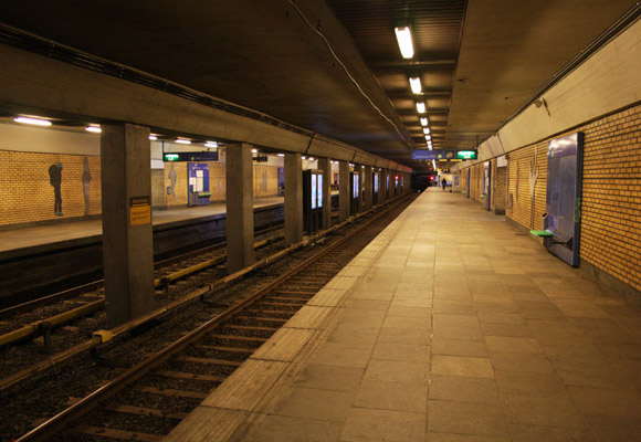 Dunkelt og slitne farger som forlengst burde vært byttet ut. Foto: SN.