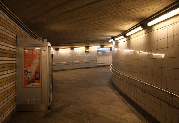 I denne delen av stasjonen er det viktig å ha mye og tydelig skilting. Foto: SN.