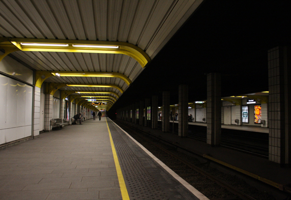 Sett fra gatenivå på Spor 2. I bilderetning mot Jernbanetorget. Foto: SN.