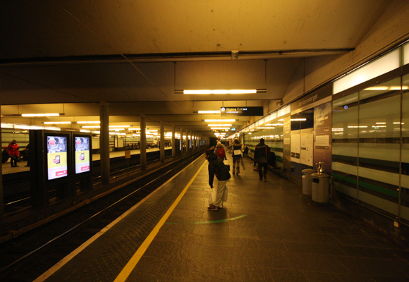 Jernbanetorget T-banestasjon. Sett fra Spor 2 mot vest. Foto: SN.