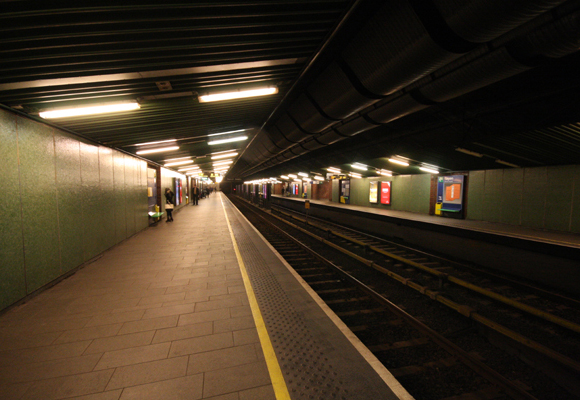 Tøyen T-banestasjon sett fra enden av Spor 1. I billedretning mot Grønland. Foto: SN.