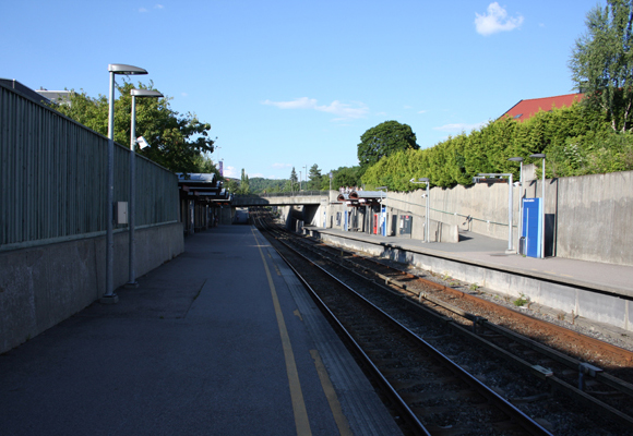 Ullevål Stadion T-banestasjon sett fra enden av Spor 1. I retning mot Berg/Nydalen. Foto: SN.