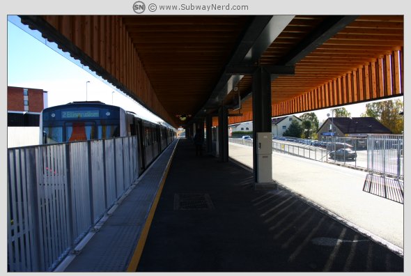 Litt av stasjonen og Linje 2 som snart er klar for avgang. Foto: SN.