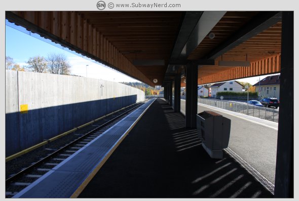 Litt mer av Spor 2 på Kolsås T-banestasjon. I retning østover. Foto: SN.