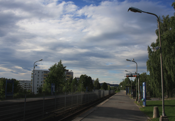Skøyenåsen T-banestasjon anno 2013. Sett fra Spor 2 og vestover. Foto: SN.