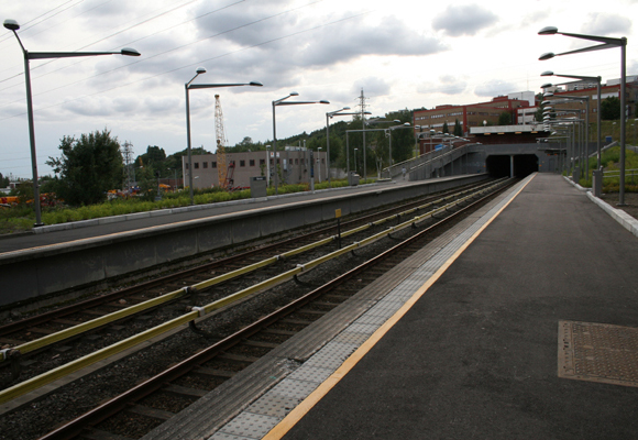 Litt av stasjonen sett fra nordlig endedel på Spor 2. I retning mot Romsås.