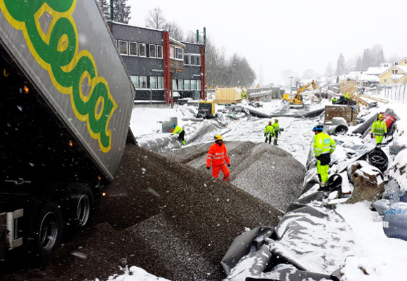 Det har gått med masse sand, leca, kobber, skinner, stål, stein og asfalt. På veien mot Kolsås. Foto: Sporveien AS.