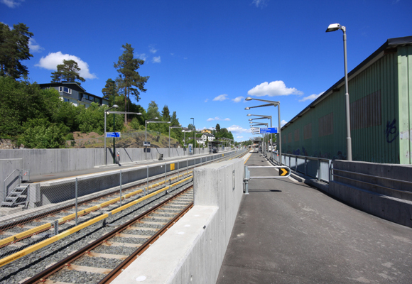 Åpen og flott stasjon. Men få bort det grelle skuret og få på plass bevertning. Foto: SN.