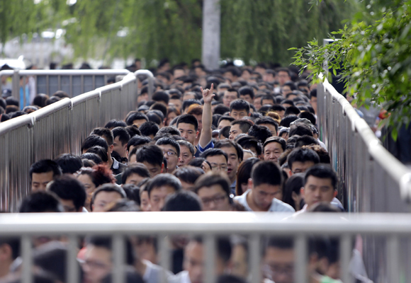 I kø de står. For å ta metroen. Foto: China Daily.