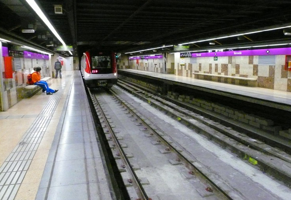 L2 tog ankommer Verneda Metrostasjon. Foto: Pere López.