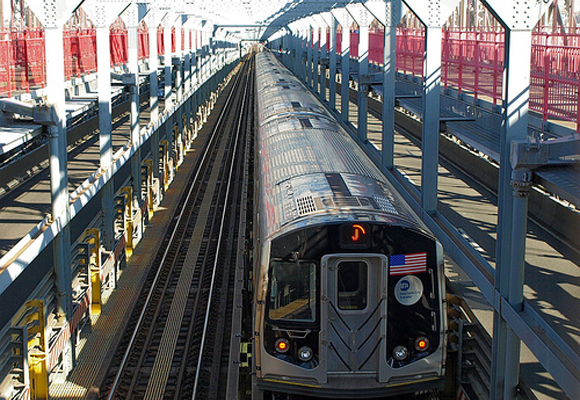 På vei over Williamsburg Bridge, i Manhattan-Brooklyn området. Foto: Jag 9889.