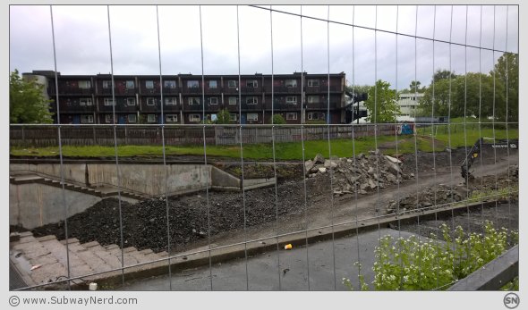 Jord, stein, sand og demontering av det gamle. Foto: SN.