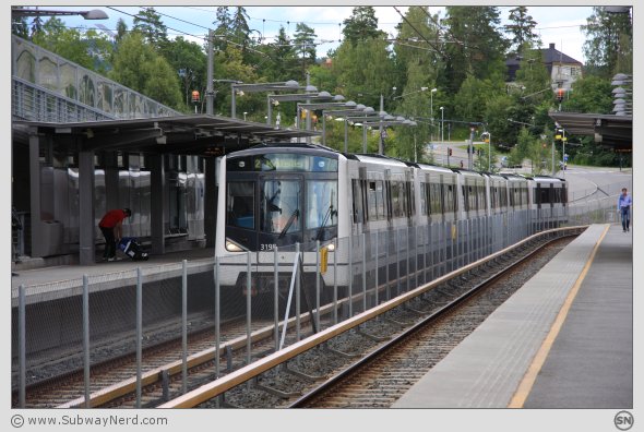 Linje 2 til Kolsås ankommer på Spor 2. Foto: SN.