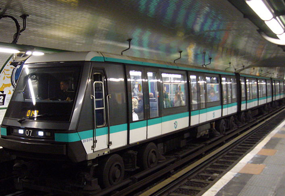 Et MP-89 togsett ved Pont de Neuilly. Foto: Greenski.