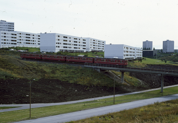 Stovner med T-banen i fart. 13.9.-82