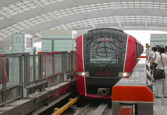 Folket stimler til T-banen på Terminal 3. Foto: Snowyowls, Wikipedia.