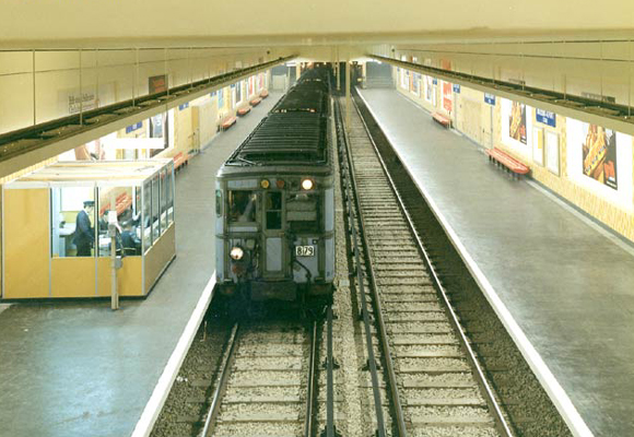 En nyåpnet stasjon med datidens togsett. Foto: Paris Metro Museum.