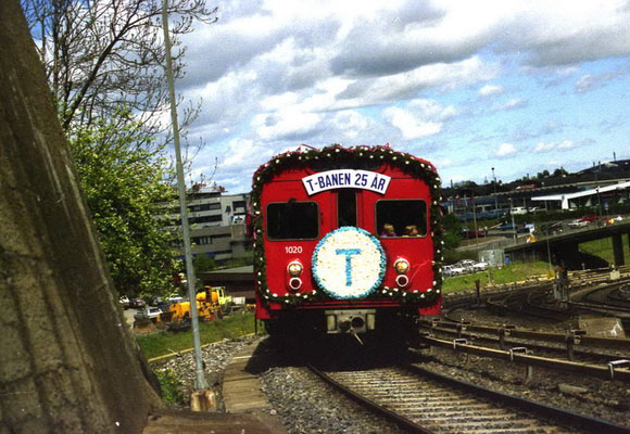 En jubileumskledd T-1 vogn på tur. Foto: Per Lyng.