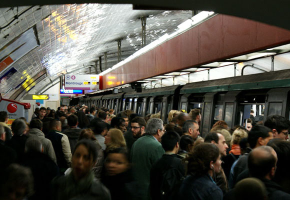 Linje 4 har ankommet på Châtelet Metrostasjon. Foto: Minato ku.
