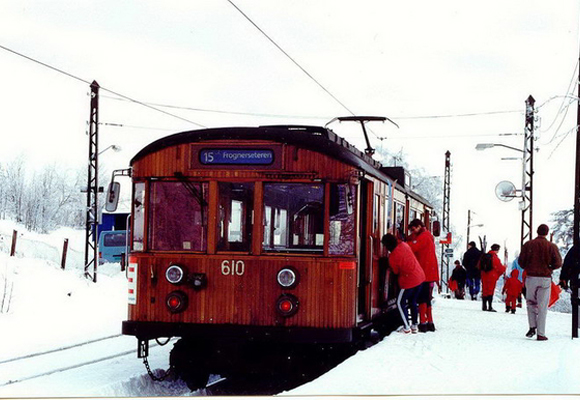 Et klassisk HKB-610 togsett ved Frognerseteren T-banestasjon. Foto: Rolf Thoresen.