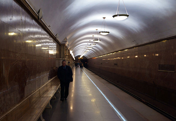 Fra ett av sidesporene på Elektrozavodskaya Metrostasjon. Foto: Alexor.