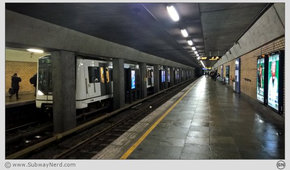 Linje 2 til Kolsås har ankommet på vestliggående Spor 2. Foto: SN.
