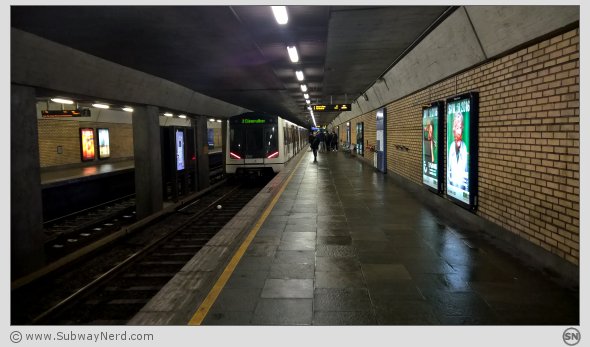 Et tre-vognssett på Linje 2 til Ellingsrudåsen, står på Spor 1. Foto: SN.