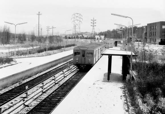 Et T-1 vognsett ved Skullerud T-banestasjon. En vinterdag i 1972. Foto: Per Lyng.