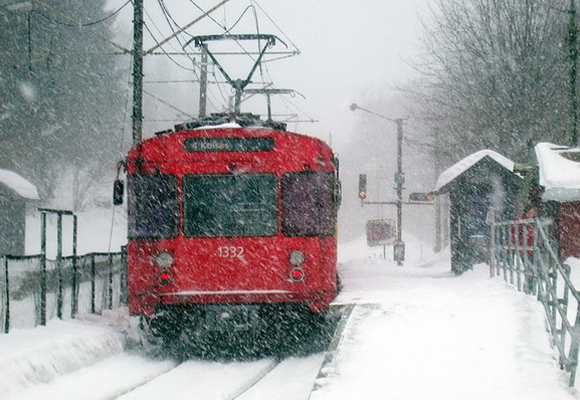 T-banen i snøfokket ved gamle Jar T-banestasjon. Foto: Rolf Thoresen.