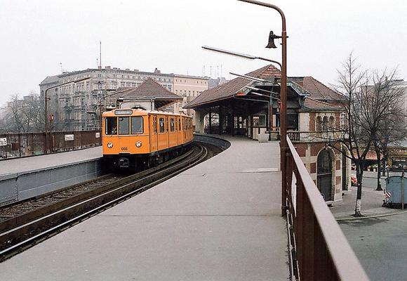 Et vognsett av typen A3L i 71-serien ved Schlesisches Tor. Foto: Bajan Zindy.