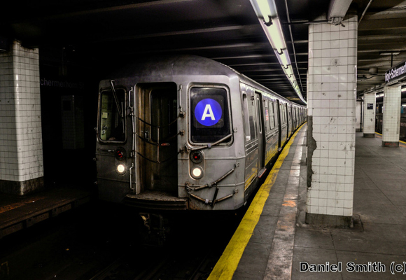 Et A Eighth Avenue Express togsett ved Hoyt-Schermerhorn Streets. Foto: Daniel Smith.