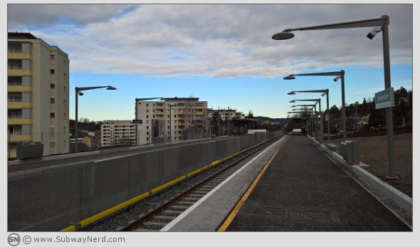 Litt av Nye Skøyenåsen T-banestasjon. Sett fra endedelen i sørøst på Spor 2. Mot Godlia og vestover. Foto: SN.
