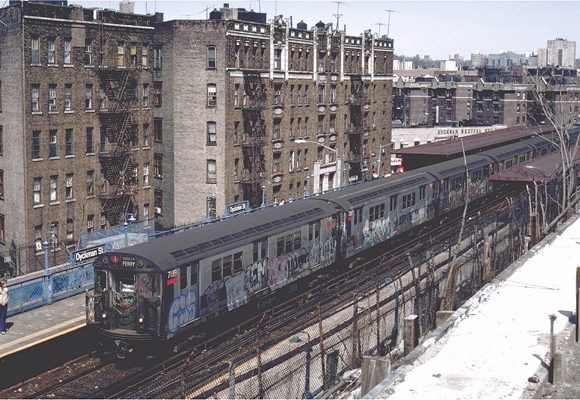 Et nedslitt og nedtagget R-21 togsett ved Dyckman Street. I 1983. Foto: Steve Zabel.