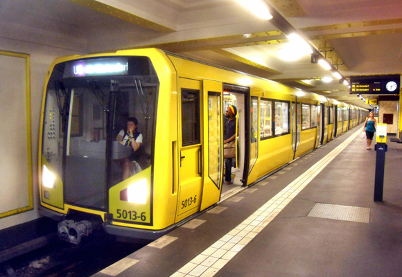 Et togsett ved Kochstraße U-Bahnstasjon. Foto: Jivee Blau.