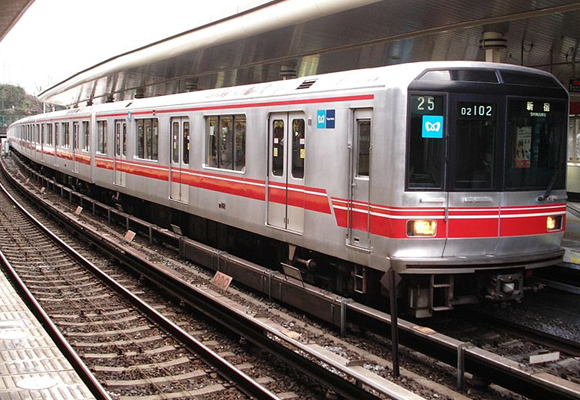 Et Tokyo Metro-02 togsett ved Yotsuya Metrostasjon. Foto: RSA.