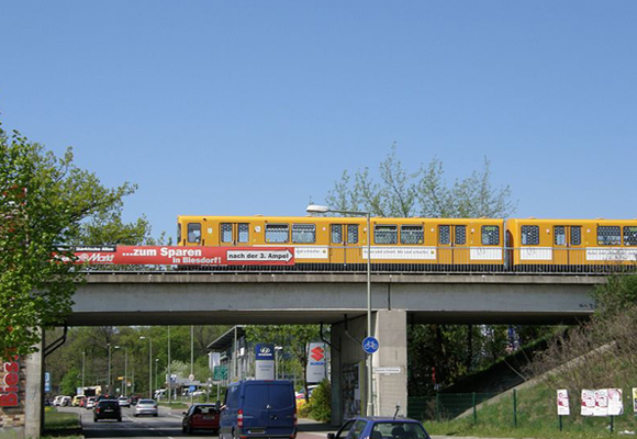 U-Bahn på broen ved Alt-Biesdorf. Foto: Angela Monika Arnold.