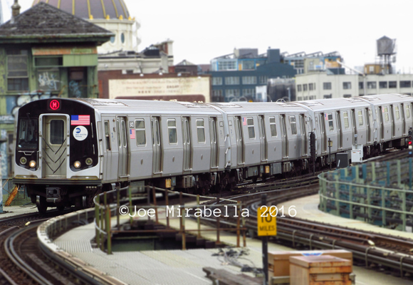 Et R-160 togsett på vei inn til Marcy Avenue Station. Foto: Joe Mirabella.